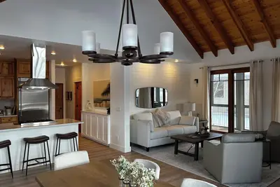 Image de Newly-Renovated Cabin in the Woods with Territorial View in Dover Bay Resort