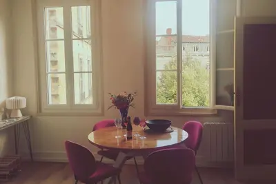 Image de La Galienne est à deux pas du Jardin Public. Tout commodités sont à proxmité.