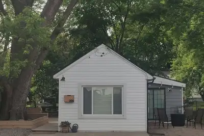 Image de East 38th Escape ~ 10 minute drive to the lake