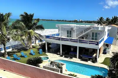 Image de True Beachfront Stay in Luquillo, Hear the Waves – Steps to Food & Fun