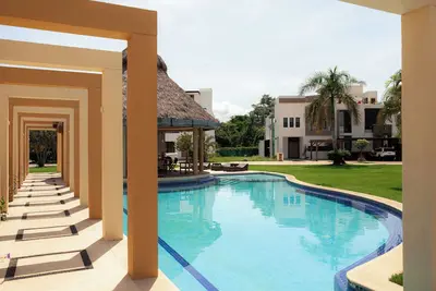 Villa Sanmi - 4 bed\/4bath, 2 Community Pools, Walk to Marina, Golf & Beach Club