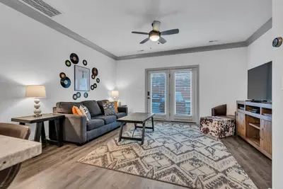 Image de *Cozy and Comfort*~10 Min to Broadway #B