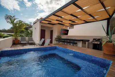 Image de 2 bedroom condo with private rooftop terrace and plunge pool, steps to the beach