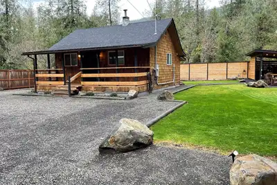 Image de Cozy cabin 1 mile to Sandy Ridge Bike Park, with Rv hook up and Ev charger.