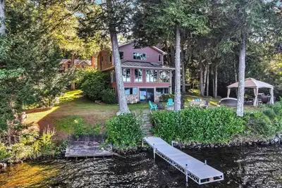 Image de Spacious 5-bedroom lakefront home on pristine Lower Narrows Pond in Winthrop