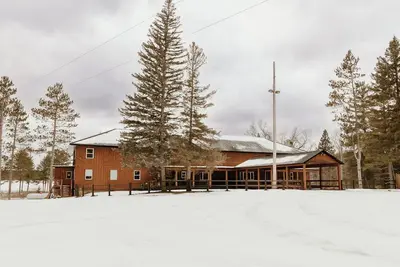Image de 11 Bedroom Lodge, Private Bathrooms, Sleeps 28, Huron National Forest