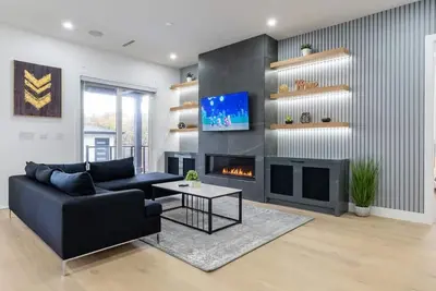 Image de King Bed Lux Entertainers` Home| Indoor Fireplaces