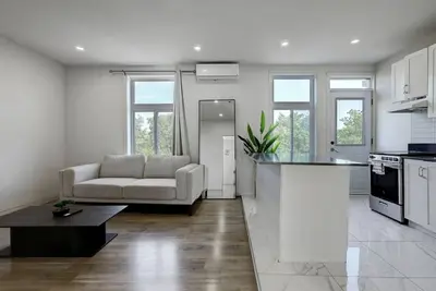 Image de Modern Mtl Getaway– A Sleek Ndg Escape