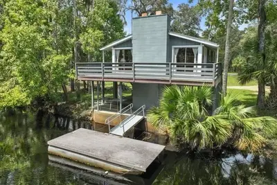 Image de Riverfront! Snappin Turtle Cabin, Balcony-Floating dock-Fishing.