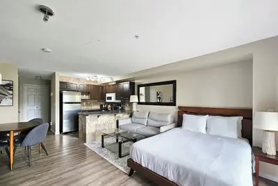 Image de Ultimate Relaxation Awaits! Amazing Golf Course Views - 205a