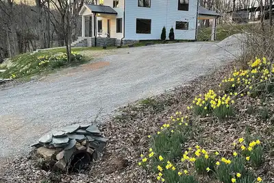 Image de Charming 3-bedroom farmhouse with WiFi in Historic Charlotte, Tn