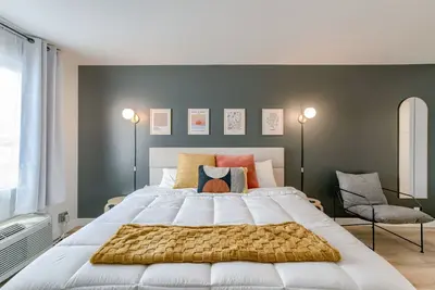 Image de 5 min. to Lincoln's top attractions. King size bed, kitchenette & outdoor space