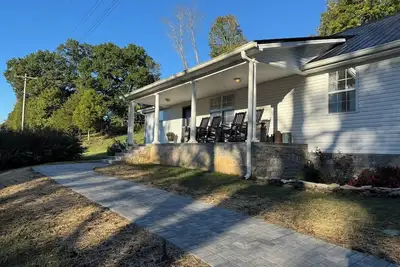 Image de Charming 3-bedroom farmhouse in historic Charlotte, Tn