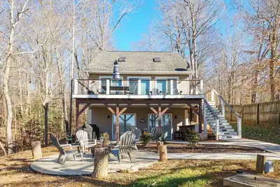 Image de \"High Rock Haven- Fire Pit, Welcome Gifts, Games room, Hot Tub, 2 lounges, lake