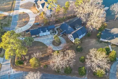 Image de 5 Br House | Lake Retreat w/ Hot Tub, Sleeps 12