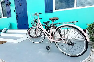 Image de Charming By the Sea. 1 min walk from beach, outdoor shower, bikes, arcade game.