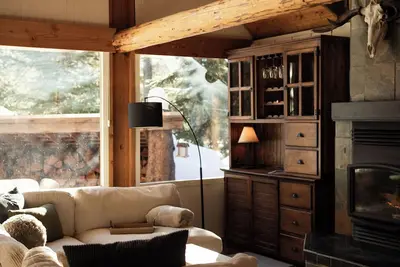 Image de Chalet Schuss - A Classic Canadian Cabin at Apex Mountain