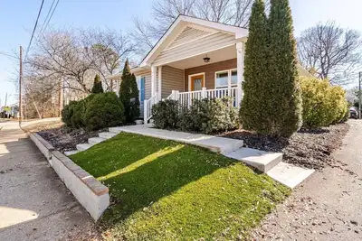 Image de Charming 2br, 2ba home in Belmont, steps from Stowe Manor and Downtown!