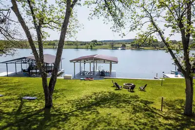 Image de Ladybird Lookout-Lakefront, boat & jet ski lift