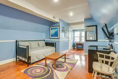 Image de < 2 Mi to UChicago: Apt Near Bus Stops!