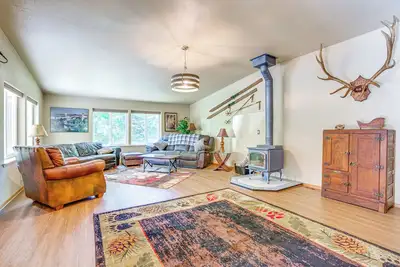 Image de 11 Acres of Adventure! Woodsy Mead Stay w/ Trails