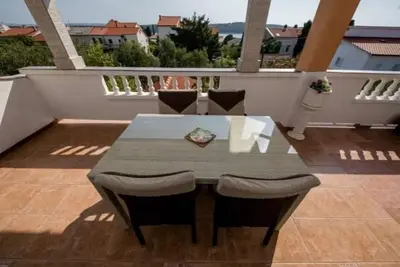 Image de Appartement de deux chambres avec la terrasse et la vue sur le mer Barbat, Rab (A-23817-b)
