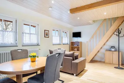 Image de Appartement 'Wiesenblick' avec vue sur les montagnes, piscine et jardin partagés