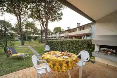 Image de Maison moderne avec jardin et piscine