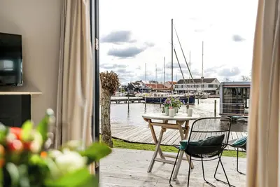 Image de Cozy chalet on small harbor. Quiet location overlooking water.