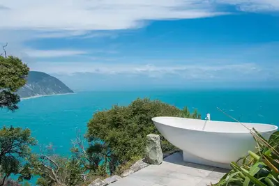 Image de Rocky Point Hut Pepin Island is nestled amongst native kanuka and coastal New Zealand bush