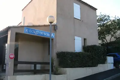 Image de maison climatisée dans quartier calme avec jardin et terrasse, 30mn plage, port