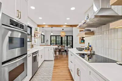 Image de This home is at the doorstep of Camel’s Back Trails in Boise. Three comfortable beds and two full baths makes it comfortable for families. The back patio offers seating, a grill, firepit, and views of the mountains.