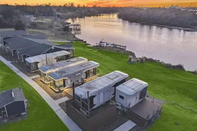 Image de This tiny house is a 1 bedroom(s), 1 bathrooms, located in Highlands, Tx.