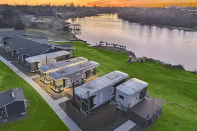 Image de This tiny house is a 1 bedroom(s), 1 bathrooms, located in Highlands, Tx.