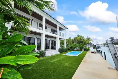 Image de Luxury Waterfront Escape- Brand New Home In Venetian Shores