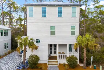 Image de Big Beach House! Pet Friendly, 4 Bikes, Pool, Near Beach – 30a