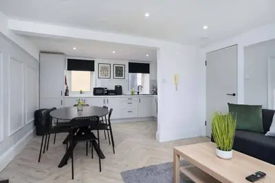 Modern 5 Bed-2 Bath Apartment