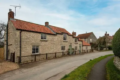 Wrays Cottage - sleeping 8 guests in 4 bedrooms