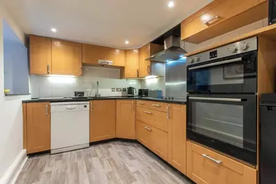 Image de Central, beautiful home - with parking