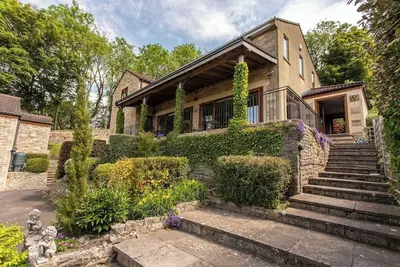 Image de 8 car o/s forecourt - detached 4 bedroom - Views!