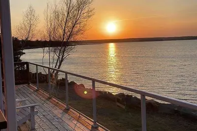 Image de Beautiful two-bedroom waterfront cottage. Unbelievable Sunsets.