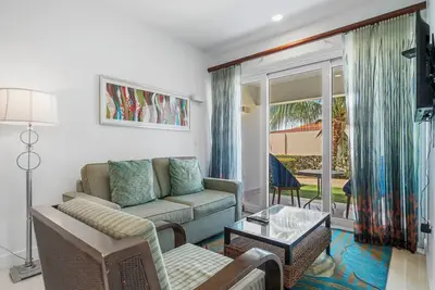 Image de 2br Condo with Patio! Resort Style Pool!