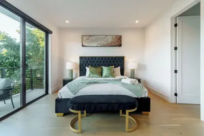 Image de 20% Off New & Modern 4br Luxe Home in Miami—w/Heated Pool & Gated!