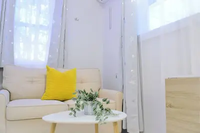 Image de Charming 2-bedroom Townhome with Patio on Main Street in Flushing, Queens