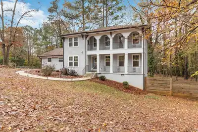 Spacious 5-bedroom house with Ac and WiFi in awesome Decatur