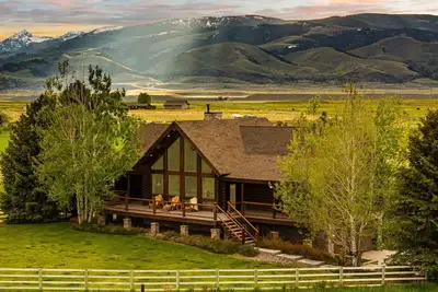 Image de Yellowstone Log Chalet: Sleeps 10 with Hot Tub & Stunning Mountain Views!