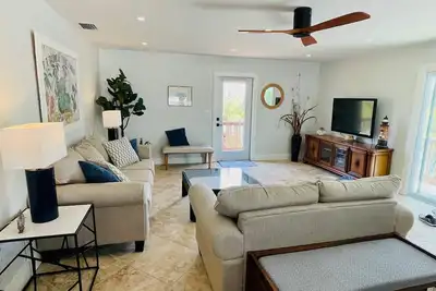 Image de Peaceful fishing Island paradise with boat lift