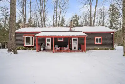 Image de Secluded cabin on creek-Hiking, Fire Pit, Large Yard, Pet Friendly!