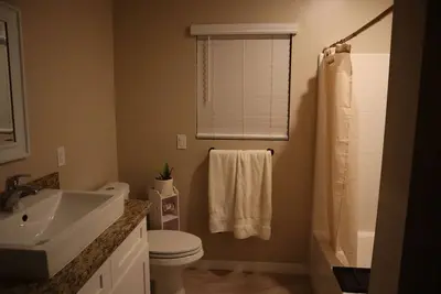 Image de Spacious 4-bedroom house in peaceful Victorville with Ac, WiFi family friendly