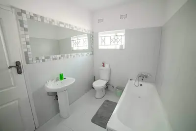 Image de 24/7 Solar Power| Wi-Fi| 5 mins to East Park Mall